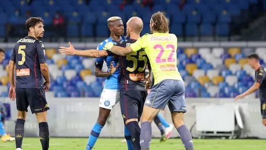 Napoli-Genoa, si teme il focolaio: fermati anche gli arbitri Napoli-Genoa, si teme il focolaio: fermati anche gli arbitri