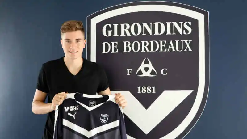 L’Equipe: il Napoli su Basic (Bordeaux) ma prestito senza obbligo di riscatto L’Equipe: il Napoli su Basic (Bordeaux) ma prestito senza obbligo di riscatto