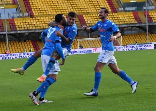 Il Telegraph: «Assurdo chiedere ai calciatori di non abbracciare i compagni dopo un gol» Il Telegraph: «Assurdo chiedere ai calciatori di non abbracciare i compagni dopo un gol»
