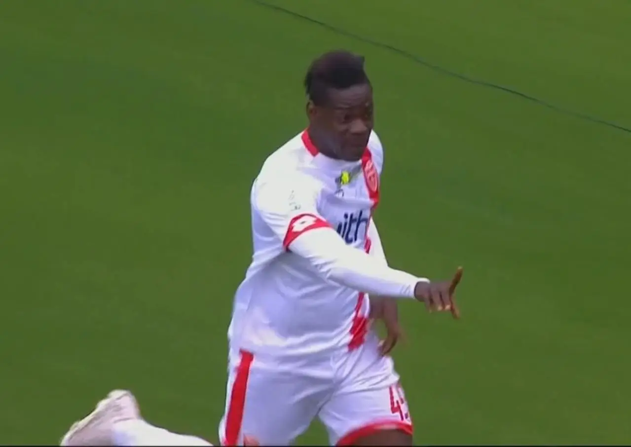 Balotelli entra, segna una doppietta e il Monza batte la Salernitana (e rivede la Serie A) Balotelli entra, segna una doppietta e il Monza batte la Salernitana (e rivede la Serie A)