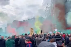 I tifosi invadono Old Trafford contro la società, rinviata Manchester United-Liverpool item-thumbnail