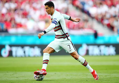 Il Barcellona affigge il nome di Cristiano Ronaldo nello spogliatoio come monito antiCovid Il Barcellona affigge il nome di Cristiano Ronaldo nello spogliatoio come monito antiCovid
