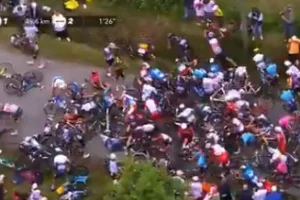Tour de France, una tifosa espone un cartello e provoca la caduta di 50 ciclisti item-thumbnail