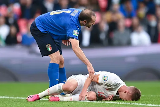 Gli inglesi raccontano Chiellini a Kane: “Attento, quello si è rotto il naso 5 volte in 10 anni” Gli inglesi raccontano Chiellini a Kane: “Attento, quello si è rotto il naso 5 volte in 10 anni”