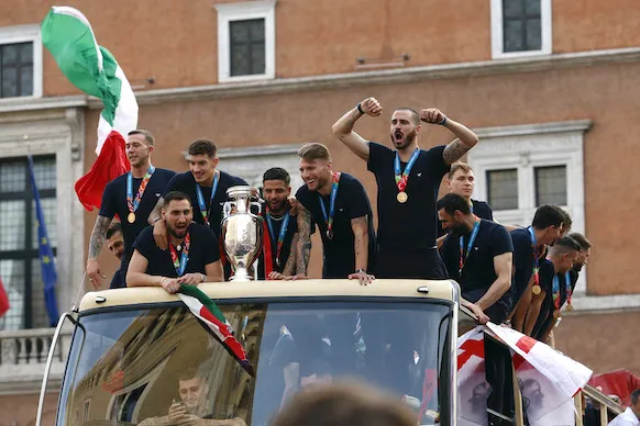 De Rossi: «Bus scoperto? Non è normale che il ministero dica sì perché lo chiedono i calciatori» De Rossi: «Bus scoperto? Non è normale che il ministero dica sì perché lo chiedono i calciatori»
