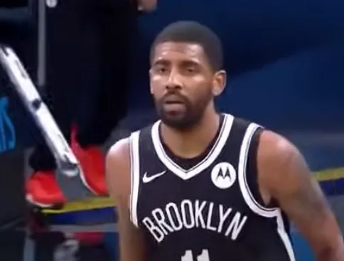 Irving si ostina a non vaccinarsi, e non giocherà in Nba. I no-vax hanno il loro campione Irving si ostina a non vaccinarsi, e non giocherà in Nba. I no-vax hanno il loro campione