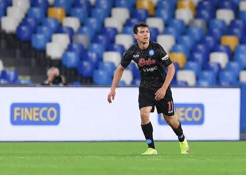 Lozano, seccato per la sostituzione se ne va sotto la doccia, poi si complimenta con la squadra Lozano, seccato per la sostituzione se ne va sotto la doccia, poi si complimenta con la squadra