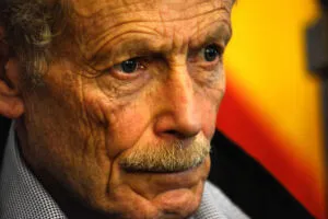 Erri De Luca: «Con me stesso parlo napoletano. M’insulto, mi incoraggio, sto pure zitto in napoletano» item-thumbnail