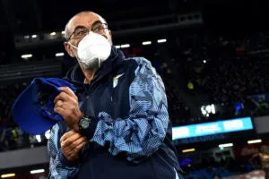 Sarri vuole tre aquisti, ma non è scontato che Lotito lo accontenti: il nodo resta l’indice di liquidità item-thumbnail