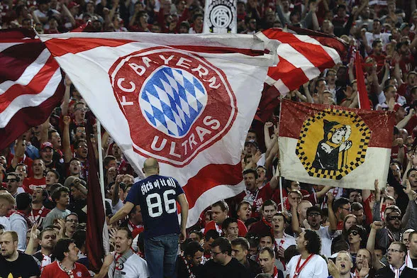 Germania, gli ultras contro l’estrema destra: il Bayern sfoggia lo striscione contro Merz “Promotore del Fascismo” Germania, gli ultras contro l’estrema destra: il Bayern sfoggia lo striscione contro Merz “Promotore del Fascismo”