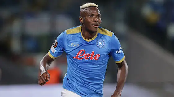 Mentre il Napoli impazziva tra Asl e quarantene, Osimhen litigava su Twitter con tanto di dito medio Mentre il Napoli impazziva tra Asl e quarantene, Osimhen litigava su Twitter con tanto di dito medio