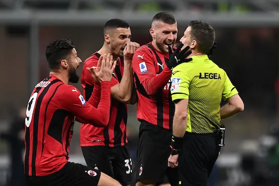 L’arbitro Serra in lacrime dopo l’errore, una delegazione del Milan va a consolarlo negli spogliatoi L’arbitro Serra in lacrime dopo l’errore, una delegazione del Milan va a consolarlo negli spogliatoi