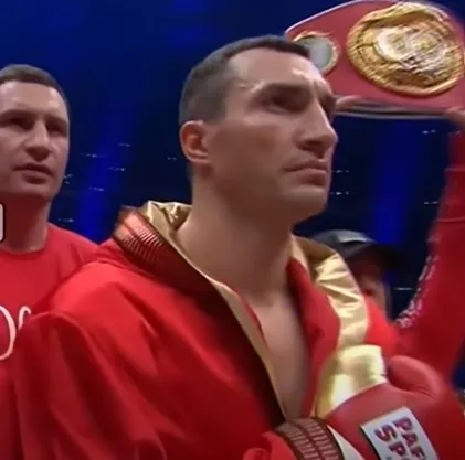 La guerra dei fratelli Klitschko che per una vita hanno preso a pugni il mondo senza dirlo La guerra dei fratelli Klitschko che per una vita hanno preso a pugni il mondo senza dirlo