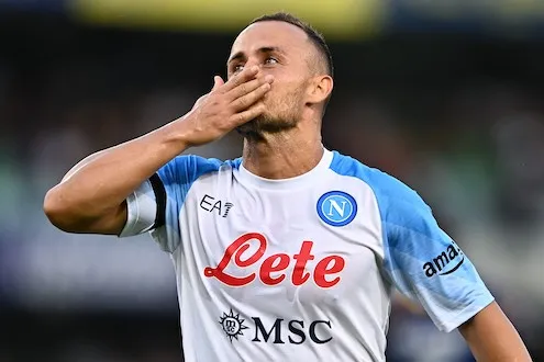 Lobotka: «A Napoli le regole sulla precedenza in auto non valgono: passa chi arriva prima» Lobotka: «A Napoli le regole sulla precedenza in auto non valgono: passa chi arriva prima»