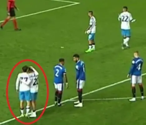 Kvara va ad abbracciare Zielinski prima del rigore di Politano: l’immagine è virale sul web Kvara va ad abbracciare Zielinski prima del rigore di Politano: l’immagine è virale sul web