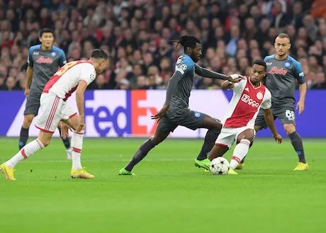 I giocatori dell’Ajax si sono rifiutati di scambiare le maglie con quelli del Napoli I giocatori dell’Ajax si sono rifiutati di scambiare le maglie con quelli del Napoli