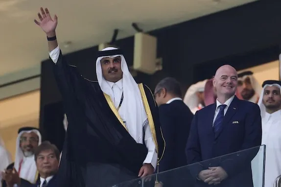 Infantino incarna il ridicolo dei padroni del calcio ed è l’antitesi dello sport: invita alla genuflessione Infantino incarna il ridicolo dei padroni del calcio ed è l’antitesi dello sport: invita alla genuflessione