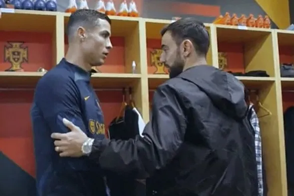 Bruno Fernandes al giornalista: «Sai che ci siamo detti io e Ronaldo? No? Allora ascoltalo» Bruno Fernandes al giornalista: «Sai che ci siamo detti io e Ronaldo? No? Allora ascoltalo»