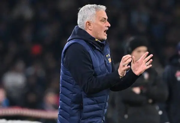 Mourinho voleva le scuse del quarto uomo, al suo rifiuto gli ha dato dell’uomo di merda (CorSport) Mourinho voleva le scuse del quarto uomo, al suo rifiuto gli ha dato dell’uomo di merda (CorSport)