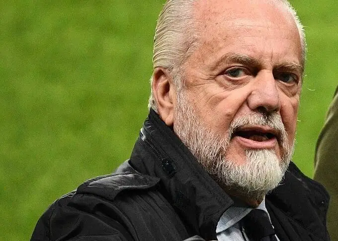 «De Laurentiis accusato di essersi arreso agli ultras, ma dietro la mediazione c’è Piantedosi» (Il Guardian) «De Laurentiis accusato di essersi arreso agli ultras, ma dietro la mediazione c’è Piantedosi» (Il Guardian)