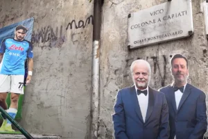 Le sagome del Napoli ai Quartieri: è Carmine ‘o pop (lo svacantatore) l’uomo al fianco di De Laurentiis item-thumbnail