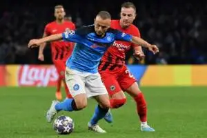 Lobotka dà il pallone a Politano e gli dice: tieni, vai a divertirti item-thumbnail