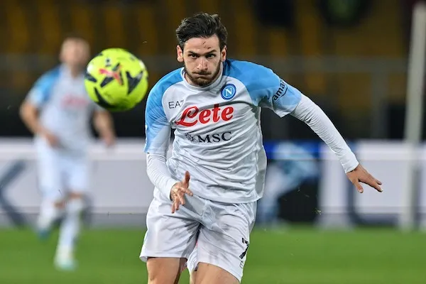 De Laurentiis a Kvaratskhelia: o rinnovi, o giochi col vecchio contratto, al Psg non ti cediamo (Corsport) De Laurentiis a Kvaratskhelia: o rinnovi, o giochi col vecchio contratto, al Psg non ti cediamo (Corsport)
