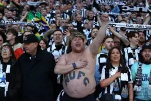 Tifoso del Newcastle accoltellato a Milano da un gruppo di incappucciati item-thumbnail