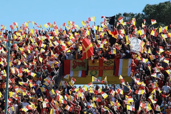 Benevento-Turris, gol nettissimo non visto da arbitro e guardalinee. Poi li salva il quarto uomo (VIDEO) Benevento-Turris, gol nettissimo non visto da arbitro e guardalinee. Poi li salva il quarto uomo (VIDEO)