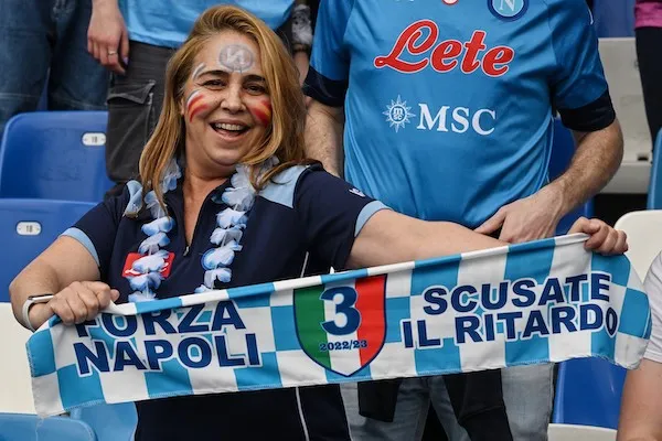 Che bello il Maradona gioioso e imbandierato, facciamo che non torni più un luogo tetro Che bello il Maradona gioioso e imbandierato, facciamo che non torni più un luogo tetro