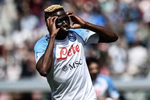 Osimhen chiede il Var in allenamento per dimostrare di essere stato più veloce di un compagno (Gazzetta) Osimhen chiede il Var in allenamento per dimostrare di essere stato più veloce di un compagno (Gazzetta)