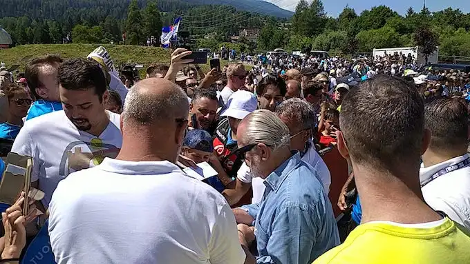 De Laurentiis un anno fa girava con la scorta a Dimaro, oggi è osannato e firma autografi (Gazzetta) De Laurentiis un anno fa girava con la scorta a Dimaro, oggi è osannato e firma autografi (Gazzetta)