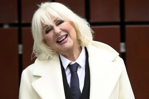 Loretta Goggi: «Le donne non possono avere le rughe, in Italia a un certo punto diventano invisibili» Loretta Goggi: «Le donne non possono avere le rughe, in Italia a un certo punto diventano invisibili»