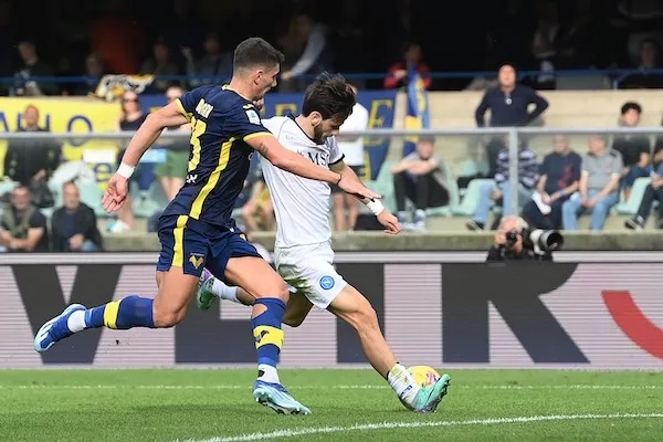 Biglietti Napoli-Verona: distinti a 50 euro e curve a 30 per i possessori di fidelity card Biglietti Napoli-Verona: distinti a 50 euro e curve a 30 per i possessori di fidelity card