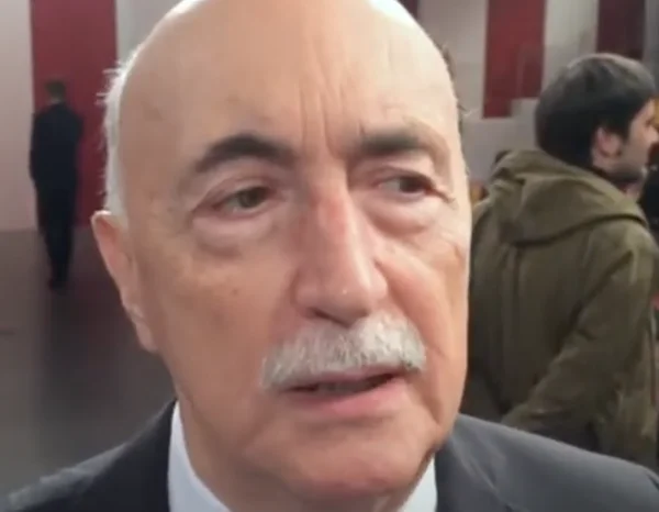 Ludovico Peregrini e le gaffe di Mike: «A una concorrente con un vestito a fiori disse: bello, a casa ho un divano uguale» Ludovico Peregrini e le gaffe di Mike: «A una concorrente con un vestito a fiori disse: bello, a casa ho un divano uguale»
