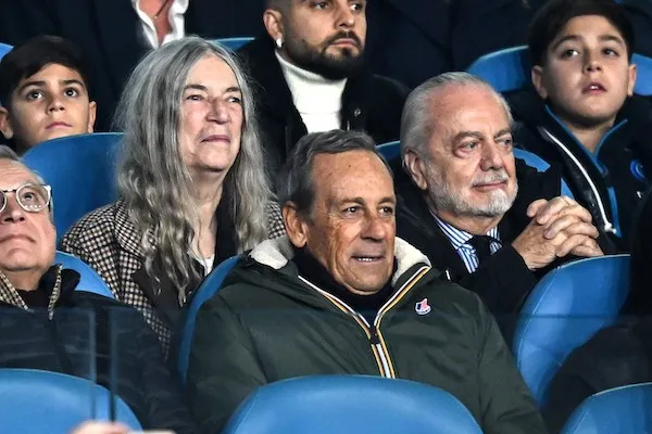 De Laurentiis trascina il Napoli in caduta libera tra gli osanna di media e tifosi De Laurentiis trascina il Napoli in caduta libera tra gli osanna di media e tifosi