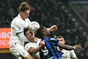 Il Napoli è vivo ed è primo in classifica. Il funerale può essere interrotto item-thumbnail